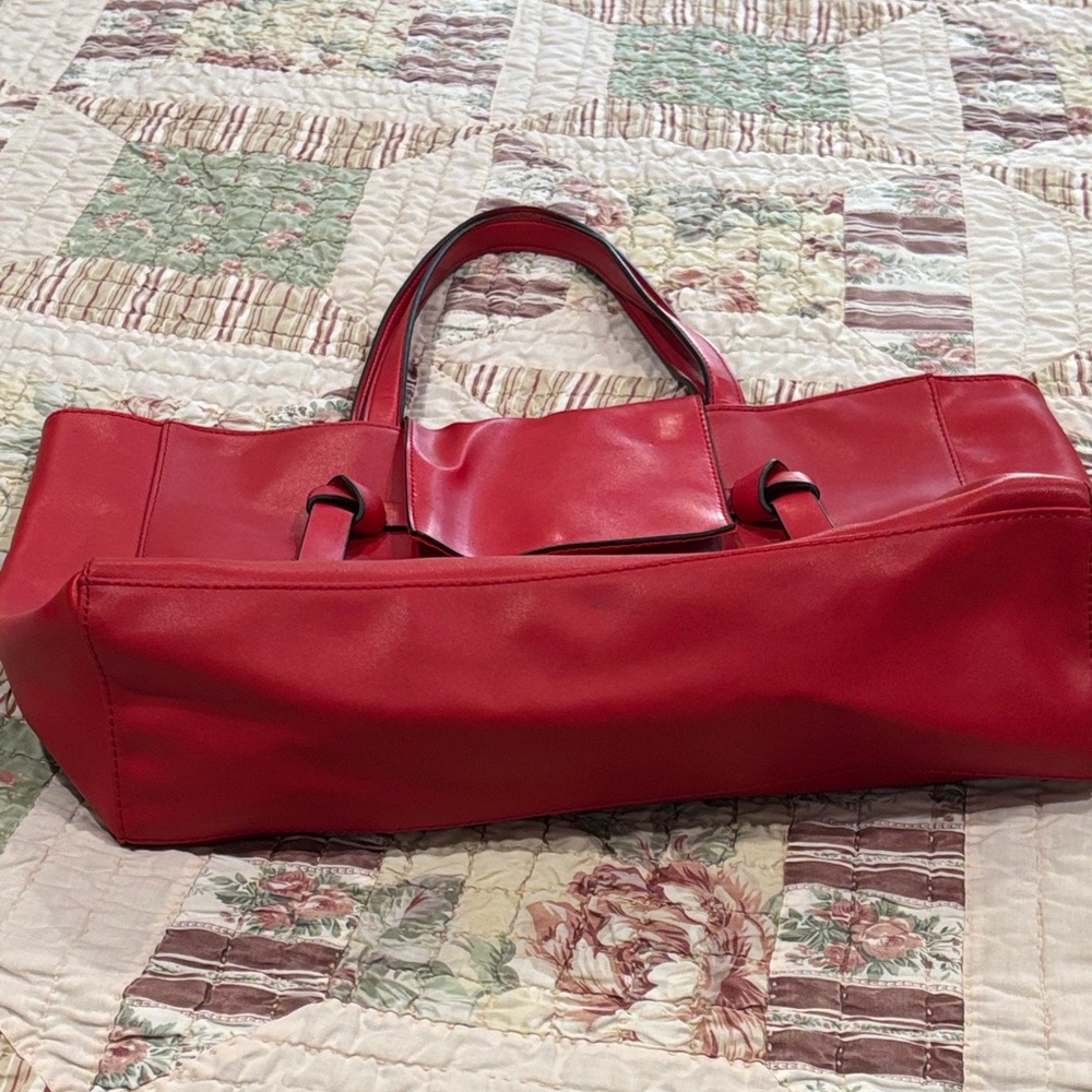 Elizabeth Arden Vibrant Red Tote - Picture 4 of 13